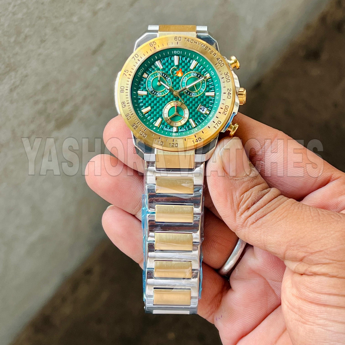Gu*ss Collection First Class Green Round Dial Analog Men Watch Z35002G9MF